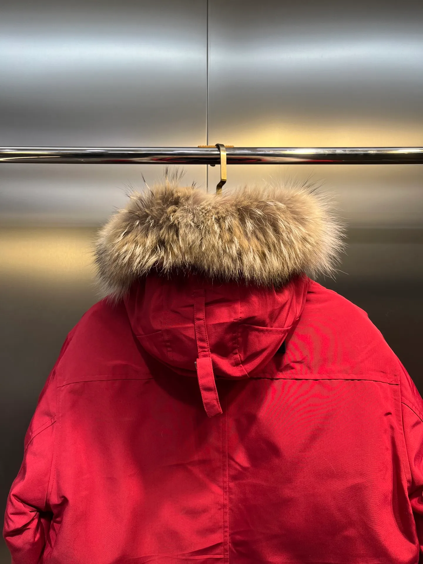 P860 Canada Goose model 06, the same model as the famous star, men's and women's models, with cold-proof flannel on the collar, which is close to the head and neck, comfortable and warm! The fabric is made of high-density nano-level waterproof fabric, which is windproof and wear-resistant and has a certain thickness! Seamless threaded cuffs! Avoid hard knots! It doesn’t matter how low the temperature is this winter, one piece is enough. I’ll give you the wind and temperature! Contains pure duck down, sufficient quantity, unique fashion design + waterproof craft fabric + big brand YKK double zipper pullers, real photos, upright style quality, regardless of the external standard and the internal content, you can feel free to compare it with the softer, easier to wrinkle and lighter version on the market!  size：s-xxl